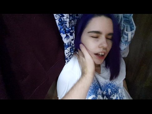 ❤️ Nire ahizpa armairuan aurkitu eta lagundu zion esperma ☑ Azal bideoa %eu.fuckmymac.ruan ☑